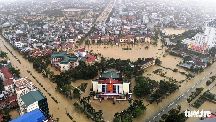 Bộ Quốc phòng sẽ đưa quân và khí tài vào Huế hỗ trợ dân vùng lũ lớn - Ảnh 1.