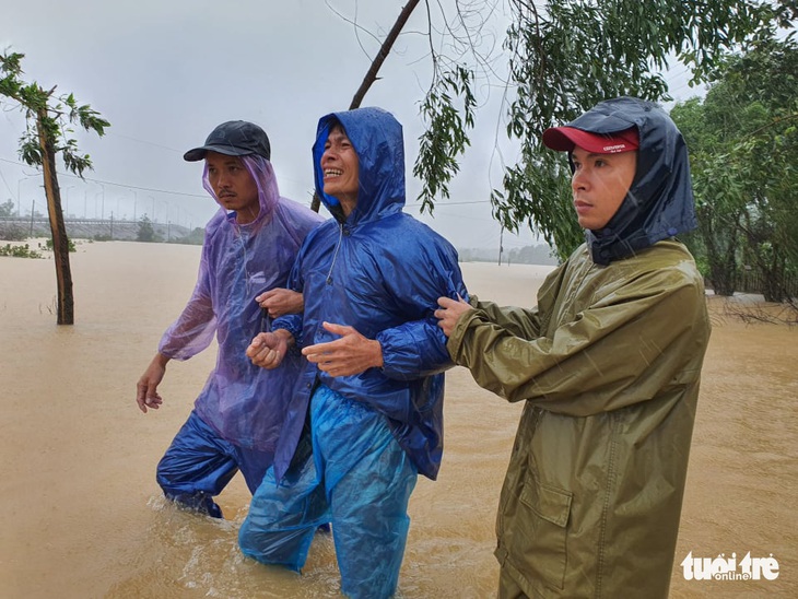 Lý Hải, Minh Hà quyên hơn nửa tỉ giúp miền Trung vượt qua lũ lụt - Ảnh 1.