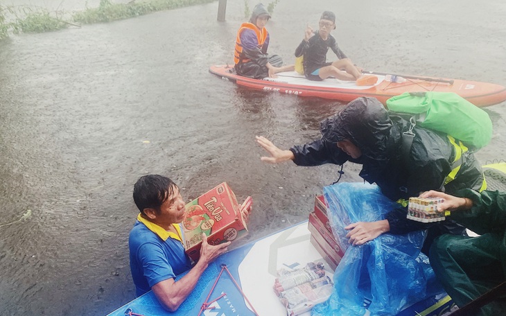 Chèo sup tiếp hàng cứu trợ bà con cô lập trong lũ