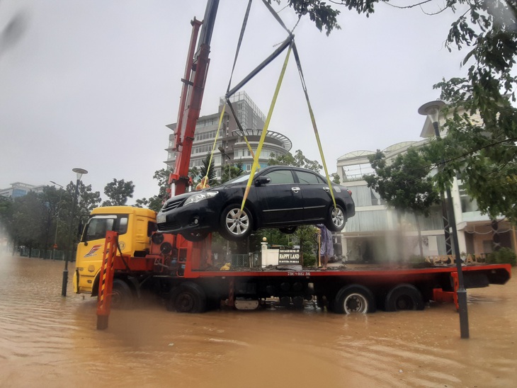 Lũ ngập 0,5-1,8m đường phố trung tâm Huế, nhiều xe hơi cẩu không kịp - Ảnh 1.