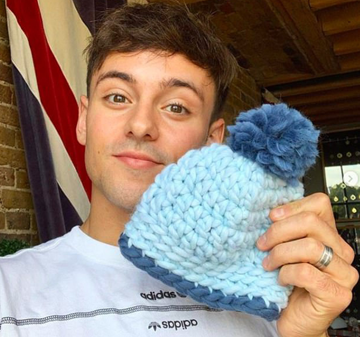 ‘Mỹ nam nhảy cầu’ Tom Daley gây sốt khi khoe biệt tài đan móc len - Ảnh 1.