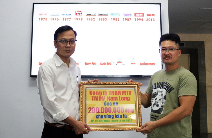 Bằng mọi cách đưa thức ăn, nước uống cho bà con - Ảnh 1. Bằng mọi cách đưa thức ăn, nước uống cho bà con - Ảnh 1.