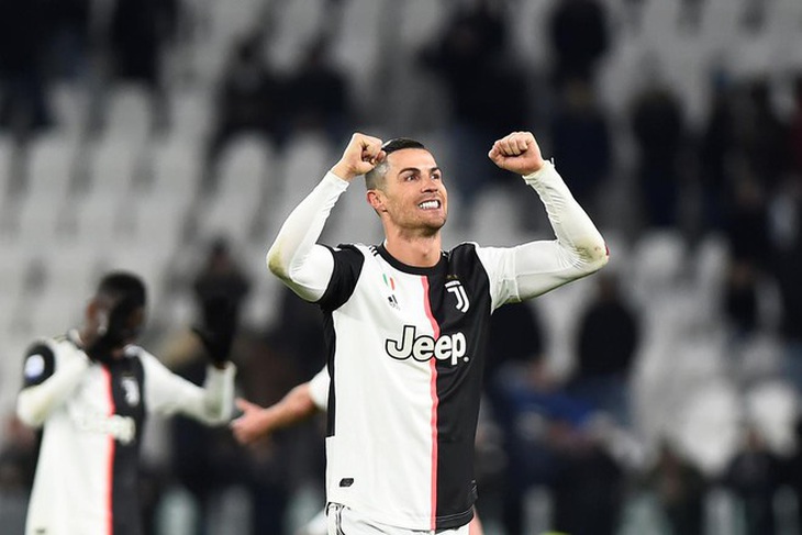 Ronaldo chuyển đến Turin cách ly bằng... máy bay cứu thương - Ảnh 1.