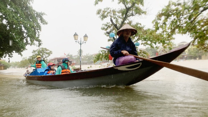 Lại áp thấp nhiệt đới có khả năng thành bão số 8, miền Trung thành tâm bão và lũ - Ảnh 1.