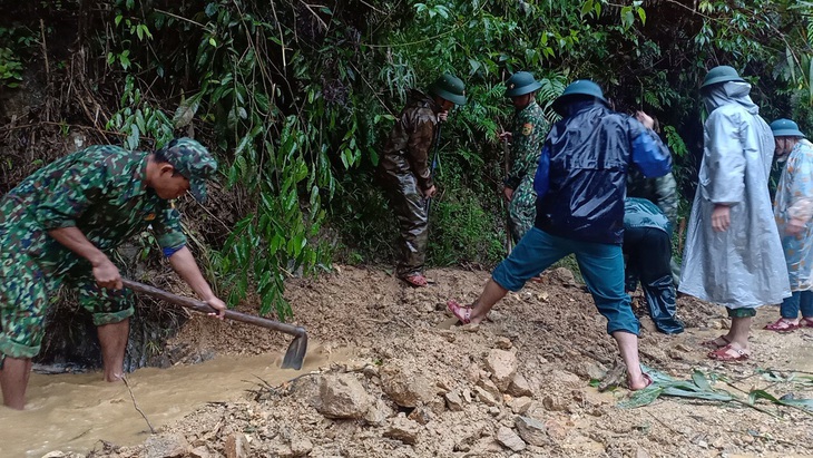 Bộ đội cõng mì chính, mắm muối vào ngôi làng mất tích - Ảnh 3.