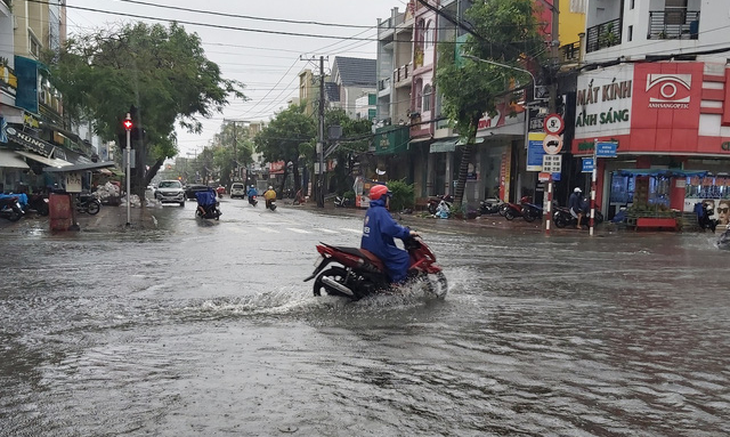 Cà Mau: 2 huyện cho học sinh nghỉ học vì đường bị ngập kéo dài - Ảnh 1.