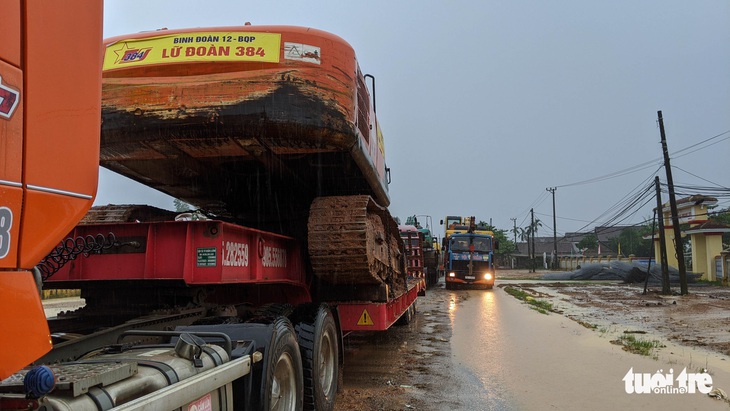 Tìm mọi cách tiếp cận thủy điện Rào Trăng 3 giữa mưa lớn dồn dập - Ảnh 3.