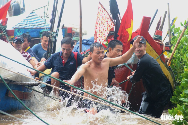 Hà Tĩnh mưa lớn dồn dập ứng phó khẩn cấp, thủy điện xả tràn - Ảnh 1.