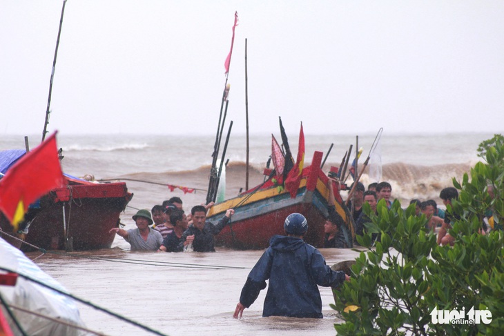 Hà Tĩnh mưa lớn dồn dập ứng phó khẩn cấp, thủy điện xả tràn - Ảnh 2.