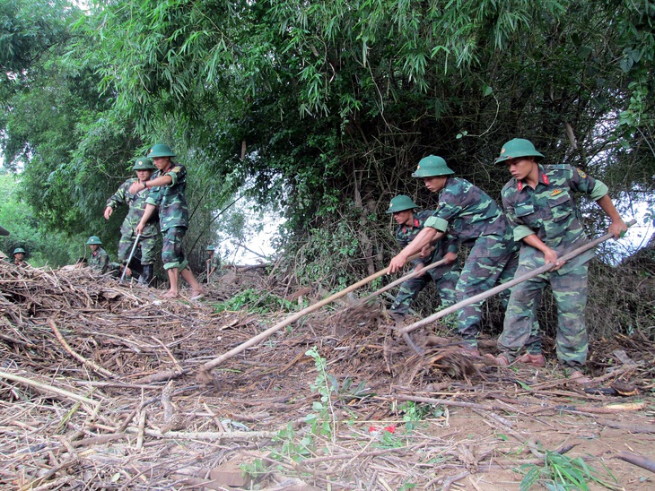 Màu áo lính sau lũ lụt… - Ảnh 1.