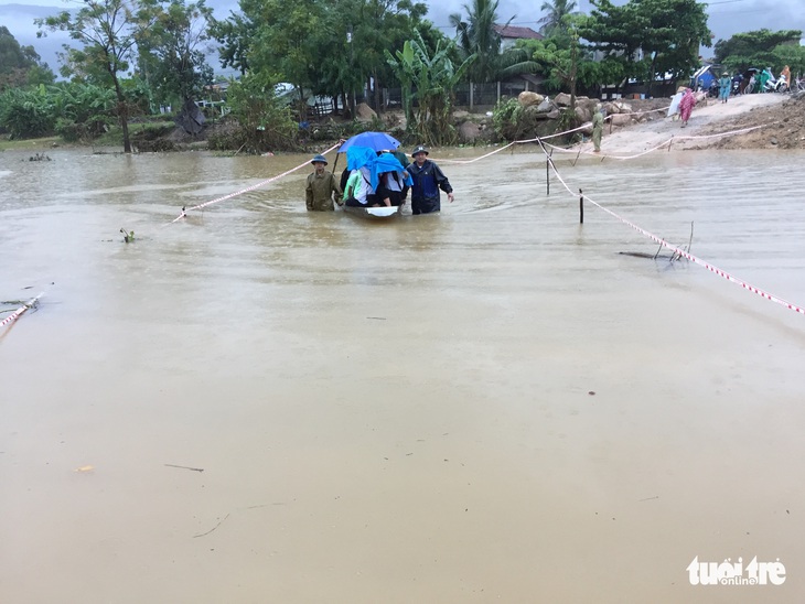 Lũ nhồi lũ, trường lớp miền Trung chìm trong nước - Ảnh 9.