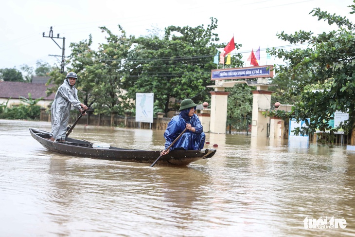 Lũ nhồi lũ, trường lớp miền Trung chìm trong nước - Ảnh 4.