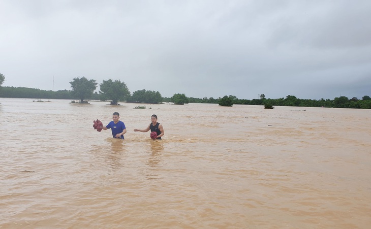 Miền Trung căng mình đón đợt lũ mới - Ảnh 1.