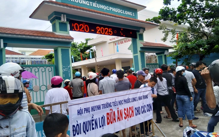 Phụ huynh phản ứng thông báo ‘xáo lớp’ không ăn bán trú tại trường ở Nha Trang - Ảnh 3.