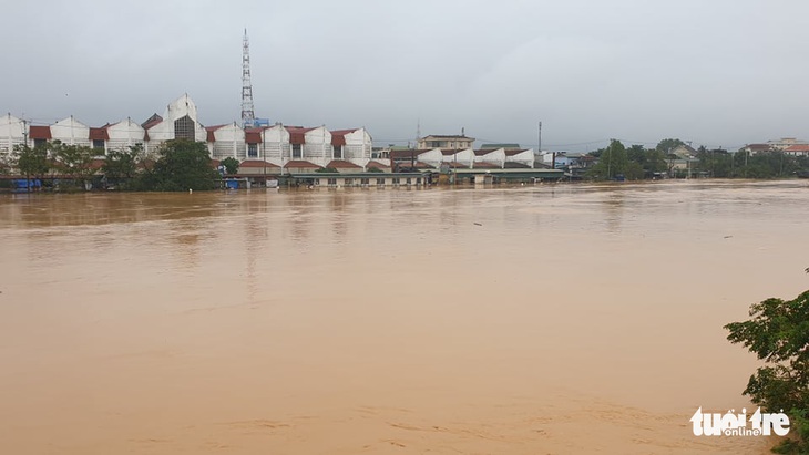 Quảng Trị vẫn ngập nặng, xuyên đêm di dời hàng ngàn hộ dân Đông Hà - Ảnh 4.