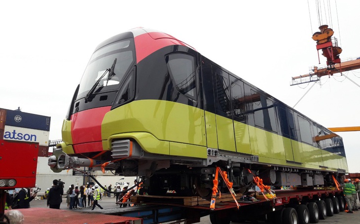 Chiêm ngưỡng đoàn tàu metro Nhổn - ga Hà Nội rời cảng Hải Phòng