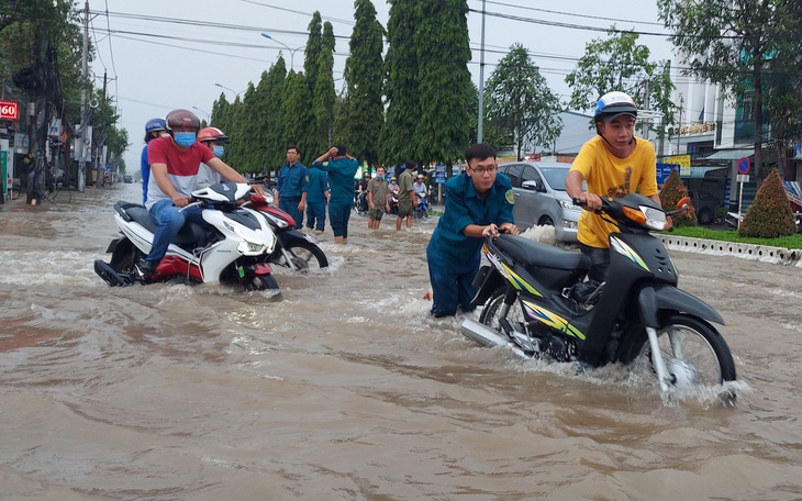 Công an, dân phòng Cần Thơ ra đường đẩy xe giúp dân 