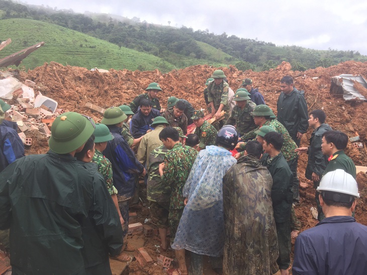 Sạt lở núi vùi lấp 22 cán bộ chiến sĩ: Đã tìm thấy 14 thi thể, điều 2 trực thăng cứu nạn - Ảnh 7.