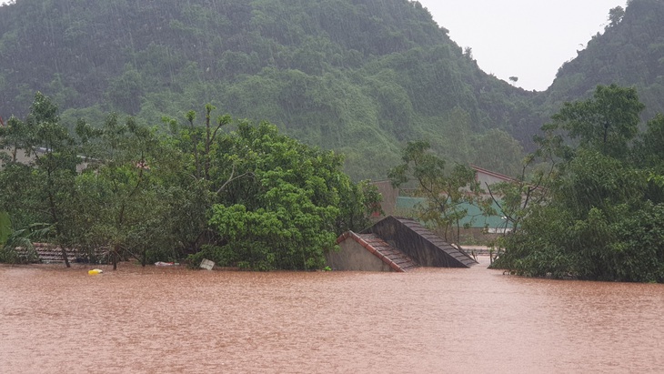 128 người chết và mất tích, miền Trung lại đón áp thấp nhiệt đới có thể mạnh thành bão - Ảnh 2.