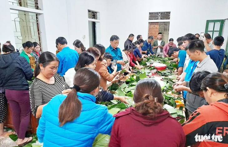 Bà con Nghệ An nấu bánh chưng gửi vô vùng lũ Hà Tĩnh, Quảng Bình - Ảnh 1.