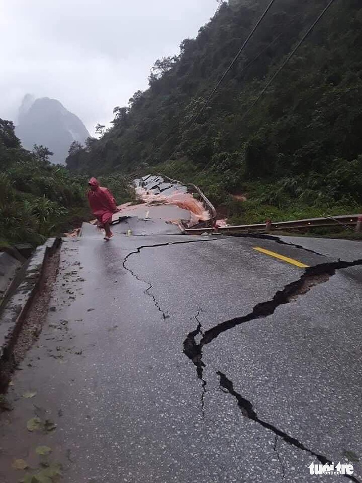 Hồ thủy lợi Bảo Đài an toàn, quốc lộ 12 nứt toác phải ngừng lưu thông - Ảnh 2.