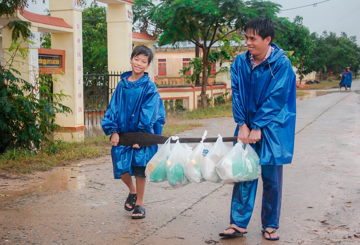 Báo Tuổi Trẻ đến với bà con nơi 10 ngày bị cô lập - Ảnh 5.