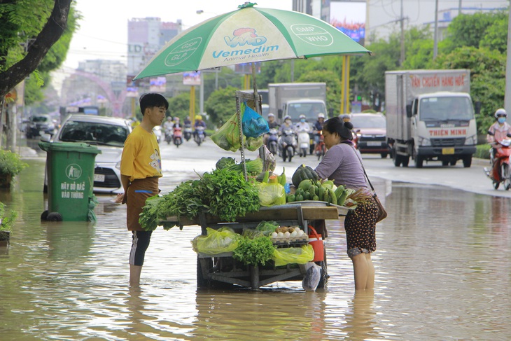 Ngày thứ 3 chịu trận triều cường, dân Cần Thơ buôn bán ế ẩm - Ảnh 2. Ngày thứ 3 chịu trận triều cường, dân Cần Thơ buôn bán ế ẩm - Ảnh 2.