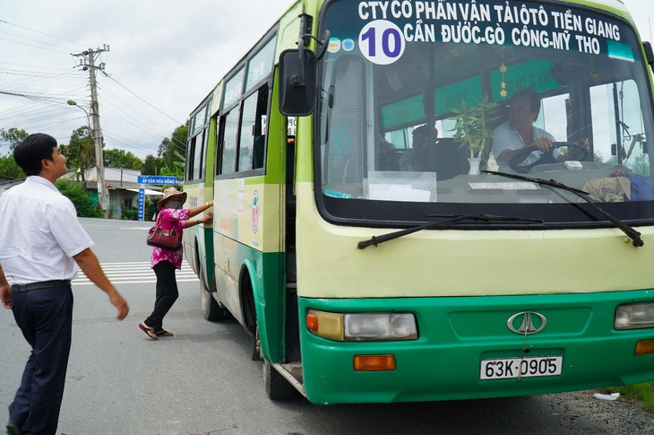 Xe buýt liên tỉnh tố bị làm khó khi chạy qua tỉnh khác - Ảnh 1.