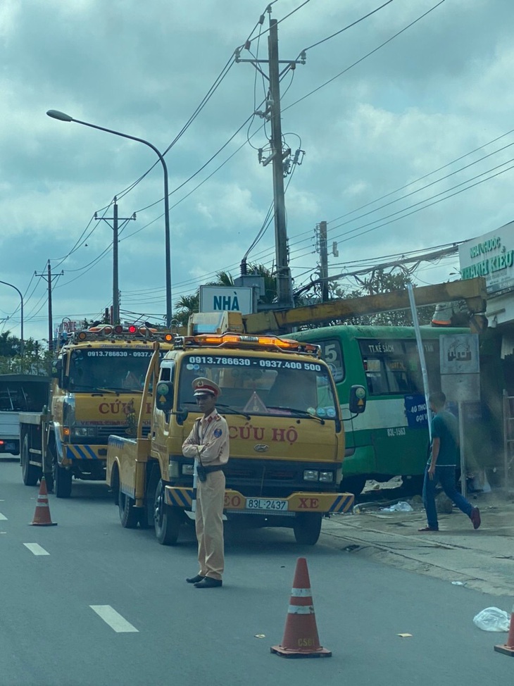 Xe buýt tông vào nhà thuốc, một người gãy chân - Ảnh 2.