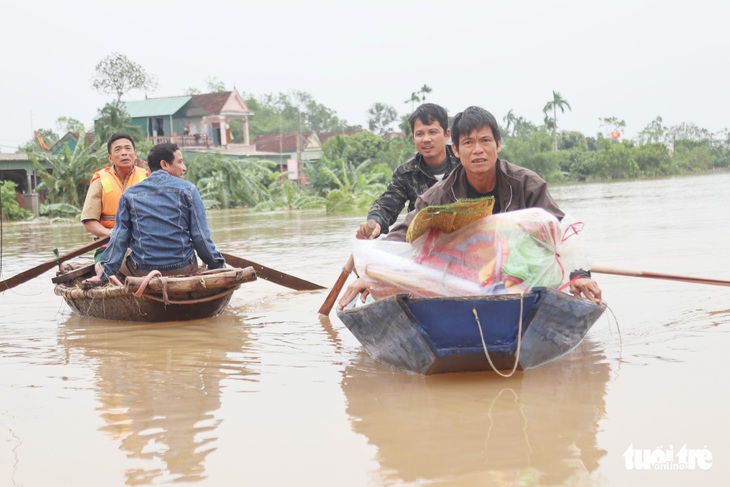 Hồ Kẻ Gỗ giảm xả tràn còn 500m³/s, nước lũ nhiều vùng Hà Tĩnh đang rút - Ảnh 1.