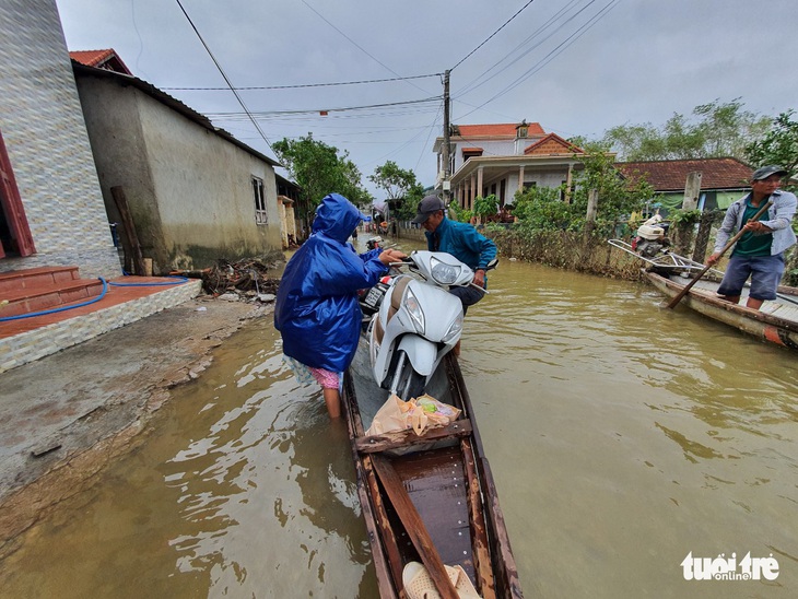 Dịch vụ chuyển xe máy bằng thuyền, xe ba gác ở Huế đông khách - Ảnh 1.