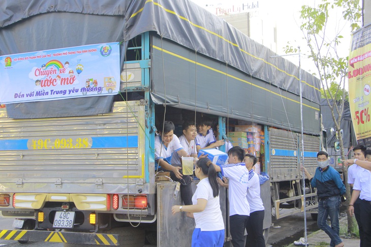 Gạo, mì, sữa và hạt giống từ Cần Thơ ủng hộ bà con vùng lũ - Ảnh 2.