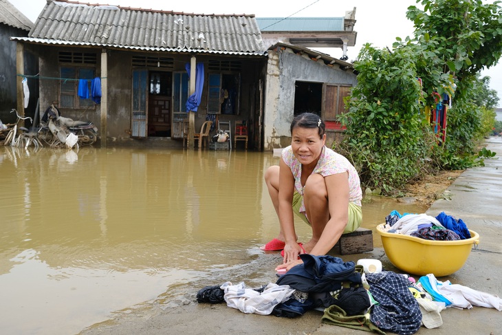 Vùng lũ Thừa Thiên Huế dọn trường, phơi sách chuẩn bị lên lớp - Ảnh 1.