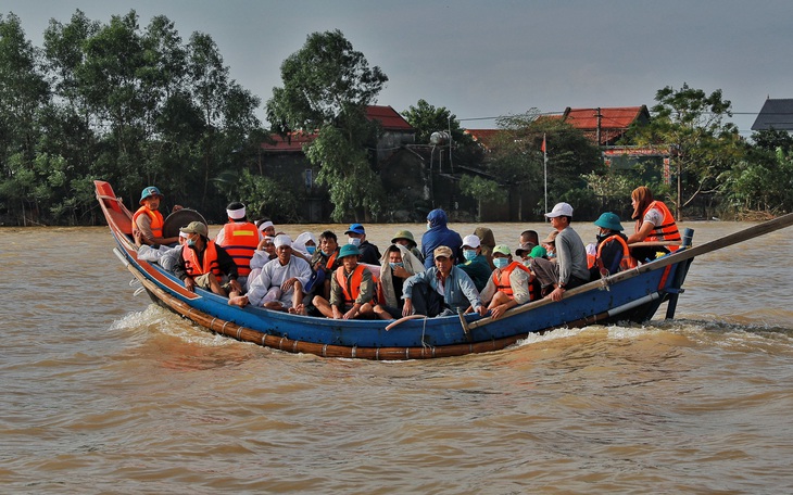 Nửa đêm, chính quyền cùng người dân phụ khiêng quan tài tránh lũ sông Cà Ty - Ảnh 2.