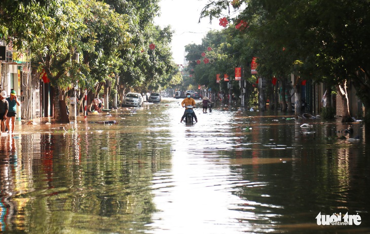 Chợ Hà Tĩnh ngổn ngang sau trận lũ lịch sử - Ảnh 8.