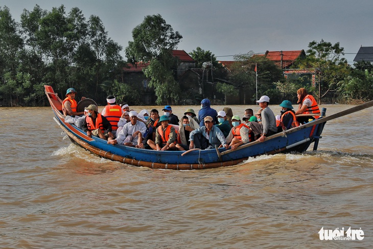 Quan tài người mẹ treo lên trần nhà đã được đưa đi chôn cất - Ảnh 1.