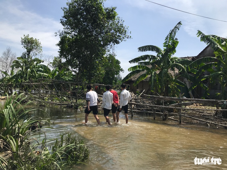 Nam sinh bị đuối nước: gia đình nói chèo bè đi nhận cứu trợ, xã nói đi thả lưới - Ảnh 2.