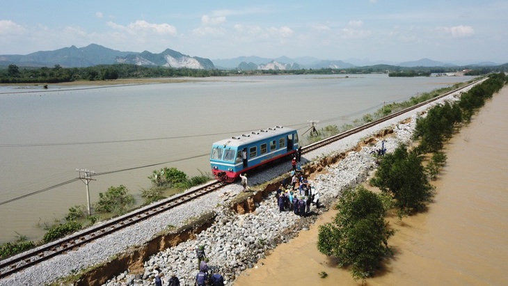 Đường sắt thiệt hại gần 27 tỉ đồng vì mưa lũ làm gián đoạn chạy tàu - Ảnh 1.