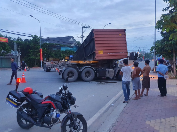 Tài xế xe container bị thùng xe đè tử vong - Ảnh 1.