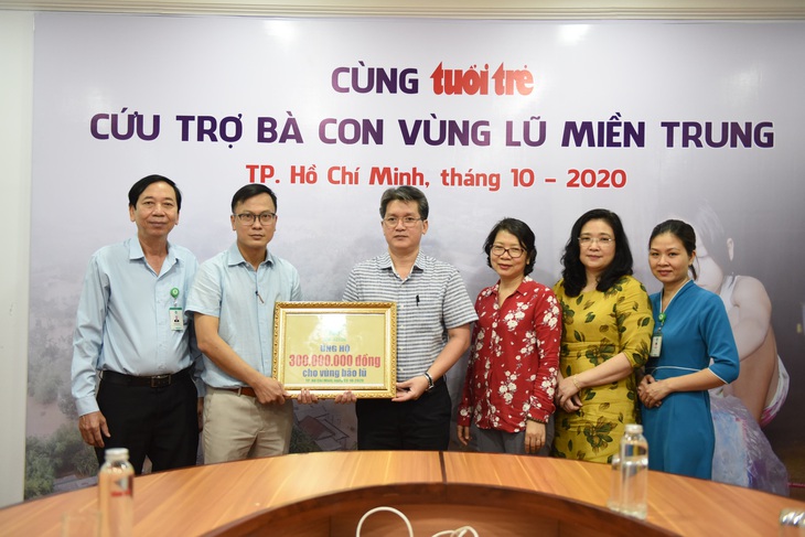 Phiên chợ đầy tình, một ngày lương’ san sẻ với bà con vùng lũ - Ảnh 2.