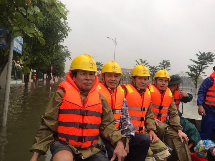 PC Hà Tĩnh: Nỗ lực cấp điện trở lại cho khách hàng sau mưa lũ - Ảnh 1.