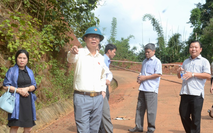 Tân bí thư Đắk Nông chỉ đạo khắc phục con đường chưa bàn giao đã vỡ toác - Ảnh 2.