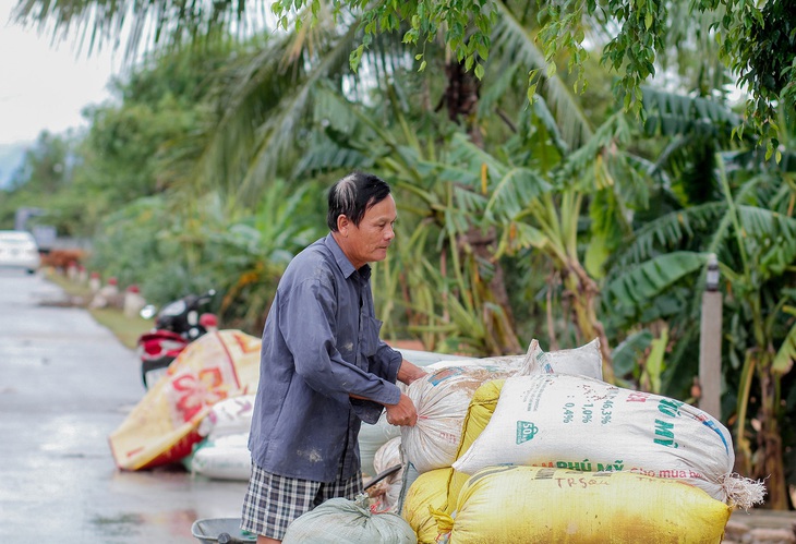 Lũ vừa rút, người dân Hà Tĩnh - Huế đối mặt lũ mới - Ảnh 2.