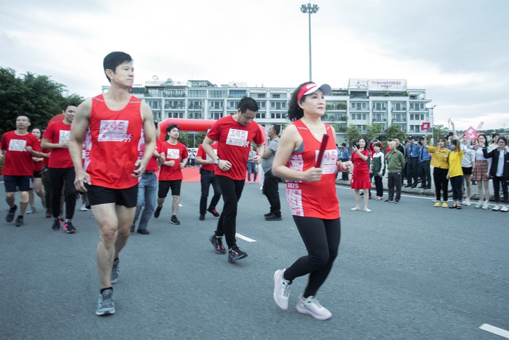 Chương trình chạy tiếp sức Lên cùng Việt Nam chính thức xuất phát tại Hạ Long - Ảnh 2. Chương trình chạy tiếp sức Lên cùng Việt Nam chính thức xuất phát tại Hạ Long - Ảnh 2.