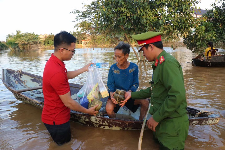 Vietlott phối hợp cùng Trung đoàn CSCĐ Bắc Trung Bộ trao nhu yếu phẩm đến người dân vùng thiên tai - Ảnh 2.