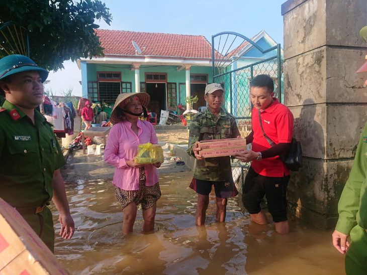 Vietlott phối hợp cùng Trung đoàn CSCĐ Bắc Trung Bộ trao nhu yếu phẩm đến người dân vùng thiên tai - Ảnh 3.