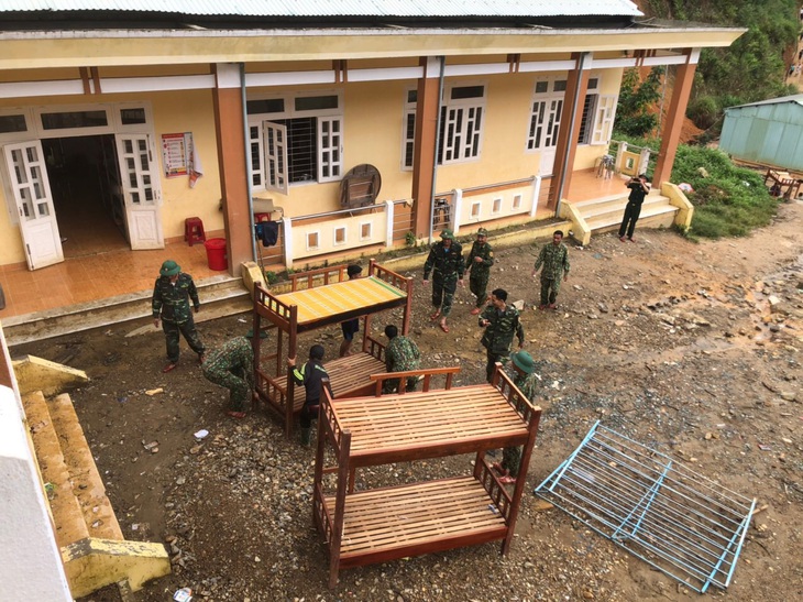 Đất đá đổ xuống đồn biên phòng biên giới Việt - Lào, di dời khẩn cấp - Ảnh 4. Đất đá đổ xuống đồn biên phòng biên giới Việt - Lào, di dời khẩn cấp - Ảnh 4.