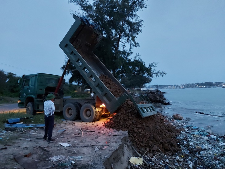 Tận dụng đất đá làm đường cao tốc để chống sạt lở bờ biển - Ảnh 1.