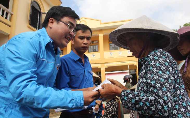 Những tấm áo phao chân tình - Ảnh 1.