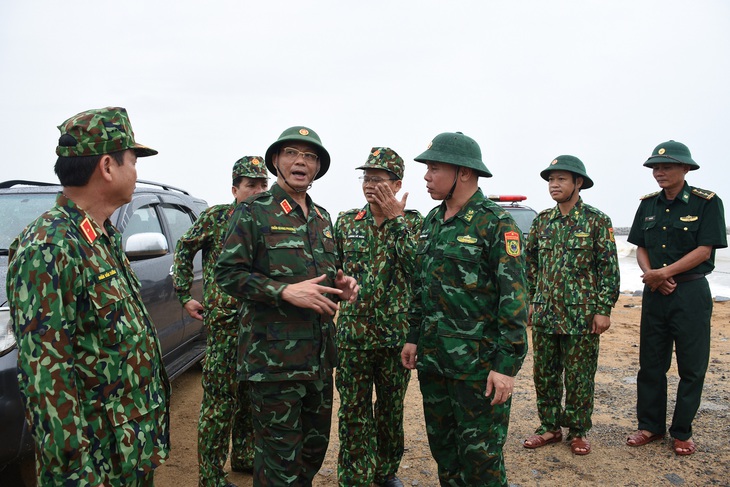 Trực thăng sẵn sàng cất cánh tại sân bay Tuy Hòa - Ảnh 2.